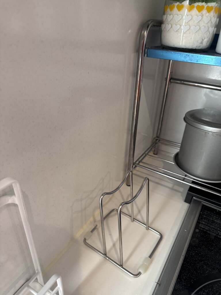 調味料台を壁側にピタッとつけている写真