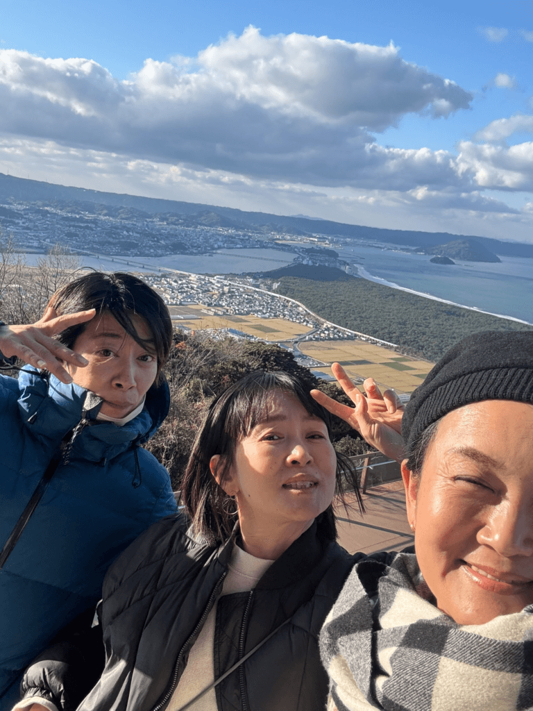 鏡山からの一望の写真。3日はお天気も良くきれいな松原と海が一望できた