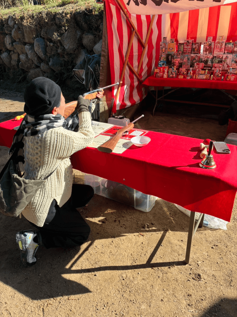 白山神社で射的している写真。恰好だけは一丁前な写真
