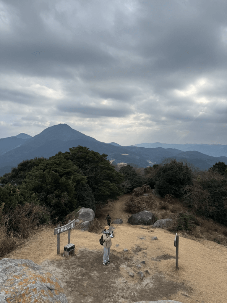 山頂の岩からの展望　曇りで残念な写真