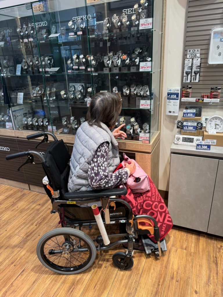 店内で真剣に選ばれている様子