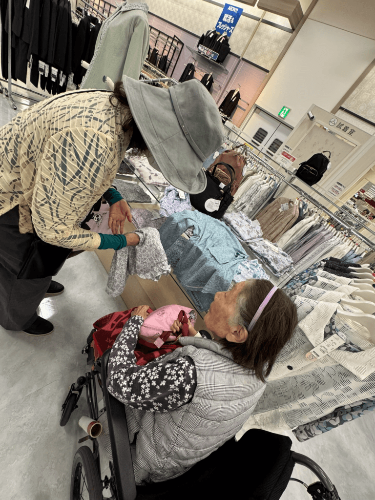 店内でお洋服を選ばれている様子
