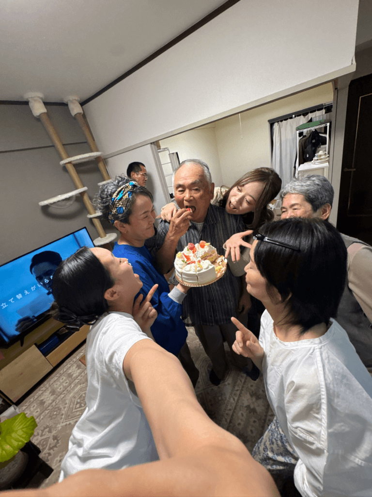 ケーキを囲んで