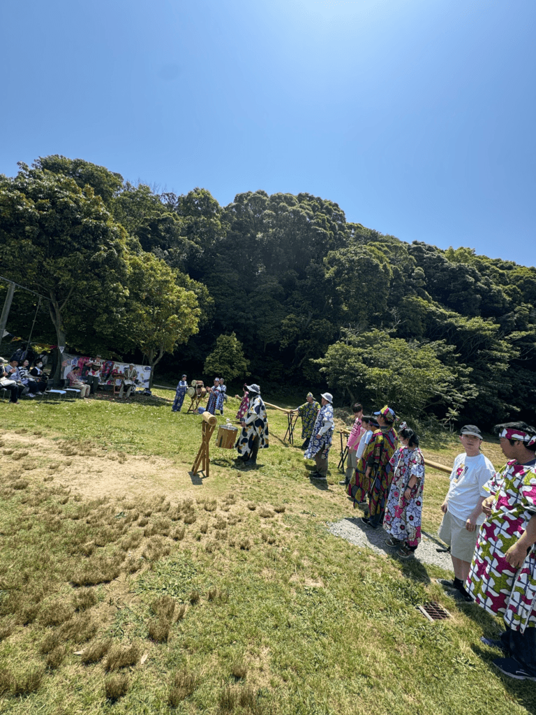 庭でみんなで自由に楽器をたたいて踊る